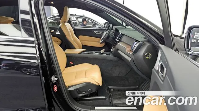 Volvo XC60 2021 — фото 11