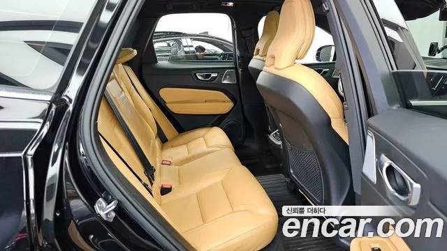 Volvo XC60 2021 — фото 12