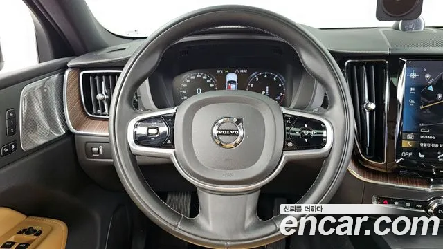 Volvo XC60 2021 — фото 13