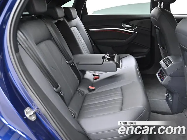 Audi e-tron 2022 — фото 12