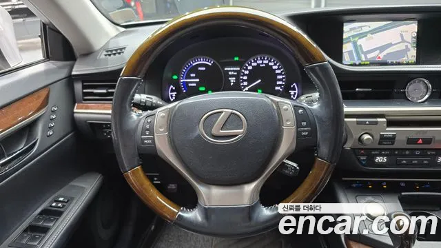 Lexus ES 2015 — фото 14
