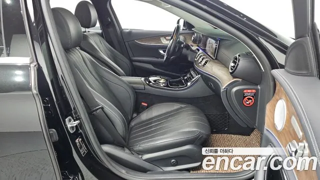 Mercedes-Benz E-Class 2019 — фото 11