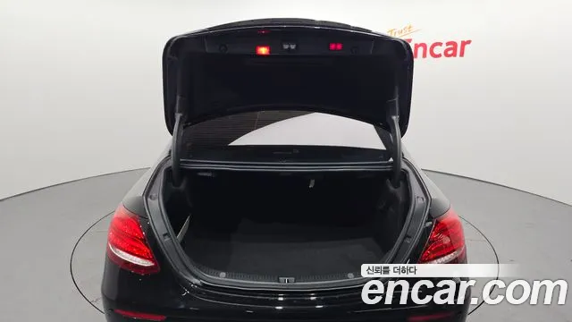 Mercedes-Benz E-Class 2019 — фото 20