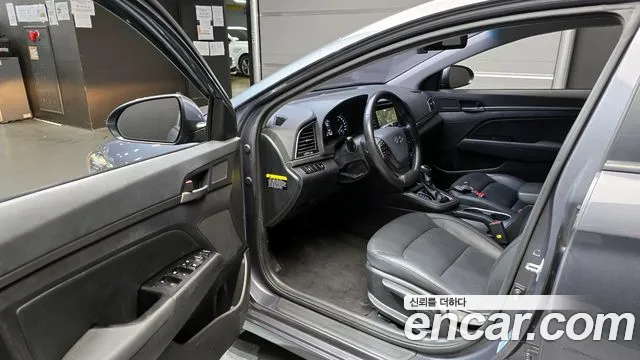 Hyundai AVANTE 2017 — фото 11