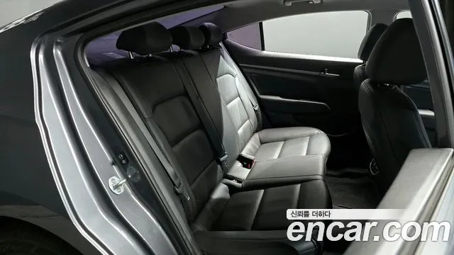 Hyundai AVANTE 2017 — фото 12