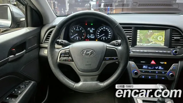 Hyundai AVANTE 2017 — фото 14