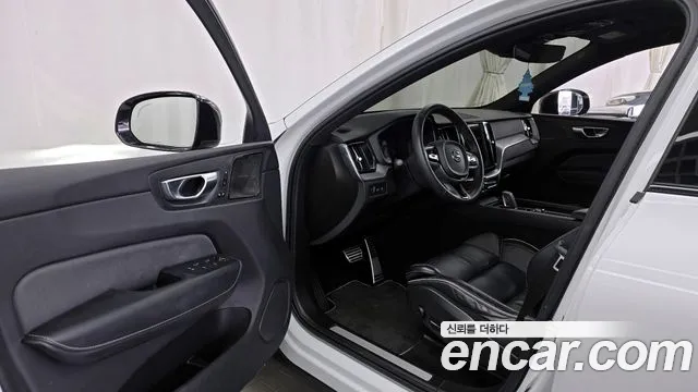 Volvo XC60 2021 — фото 10