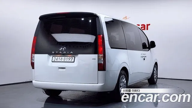 Hyundai Staria 2023 — фото 2