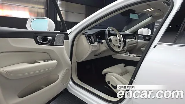 Volvo XC60 2022 — фото 10