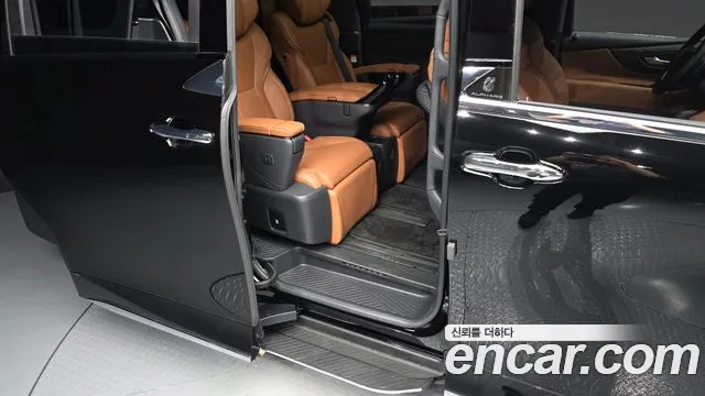Toyota Alphard 2024 — фото 18