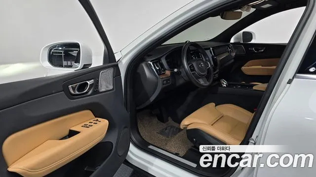 Volvo XC60 2022 — фото 13