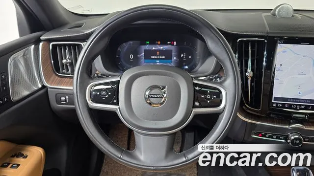 Volvo XC60 2022 — фото 18