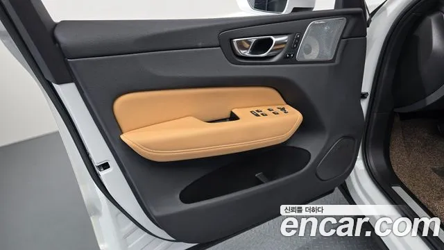 Volvo XC60 2022 — фото 14