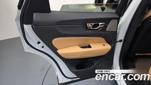 Volvo XC60 2022 — фото 15