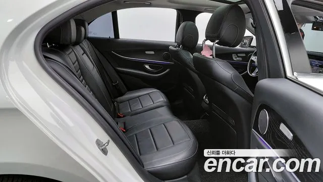 Mercedes-Benz E-Class 2017 — фото 17