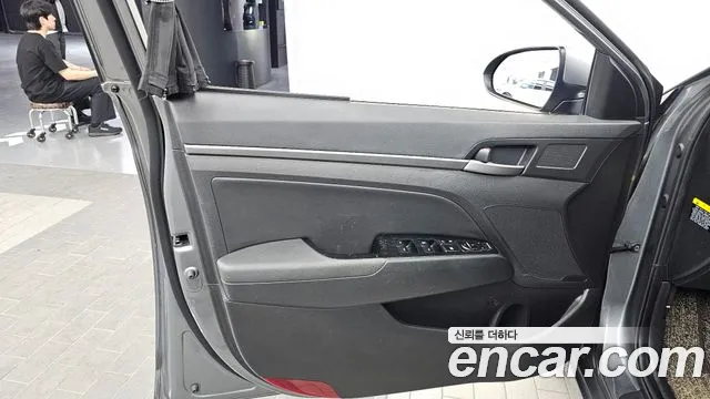 Hyundai AVANTE 2018 — фото 14