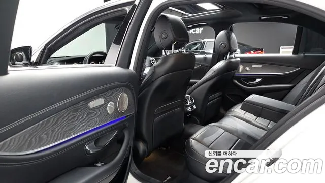 Mercedes-Benz E-Class 2022 — фото 17