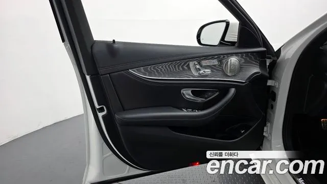 Mercedes-Benz E-Class 2022 — фото 14