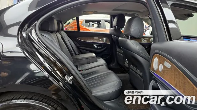Mercedes-Benz E-Class 2020 — фото 18