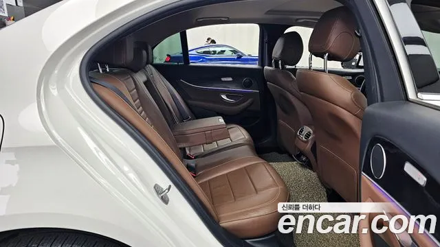 Mercedes-Benz E-Class 2017 — фото 12