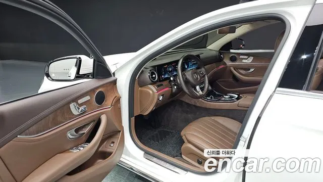 Mercedes-Benz E-Class 2017 — фото 11