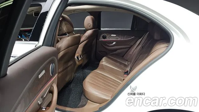 Mercedes-Benz E-Class 2017 — фото 17