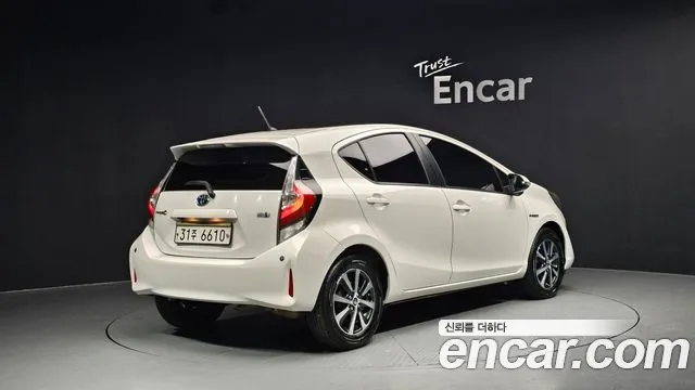 Toyota Prius 2018 — фото 2
