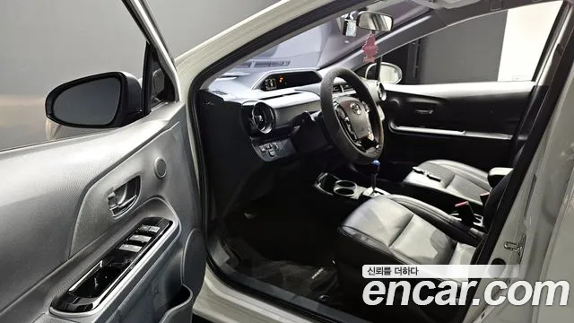 Toyota Prius 2018 — фото 10