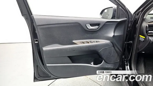Kia Stonic 2018 — фото 14