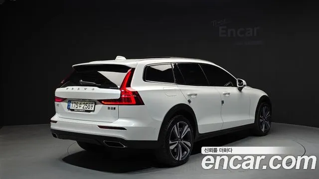 Volvo V60 2021 — фото 2