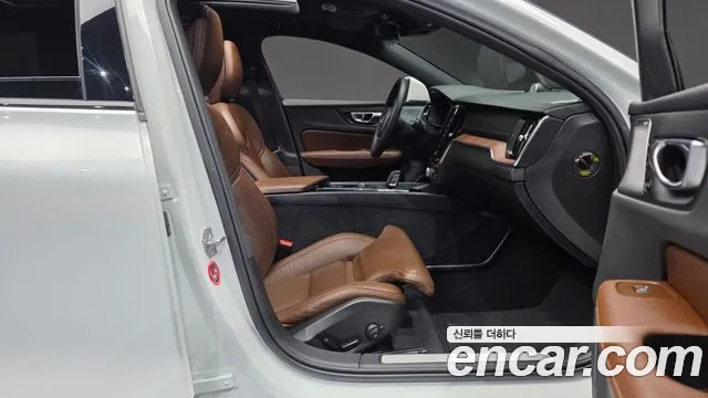 Volvo V60 2021 — фото 17