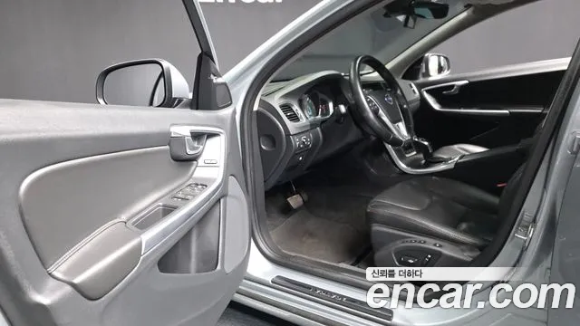 Volvo S60 2016 — фото 10