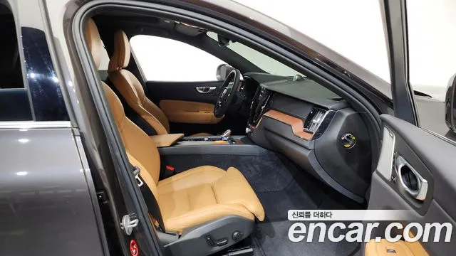 Volvo XC60 2024 — фото 17