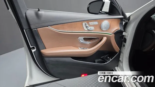 Mercedes-Benz E-Class 2021 — фото 14