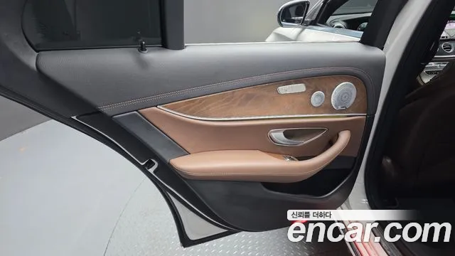 Mercedes-Benz E-Class 2021 — фото 15