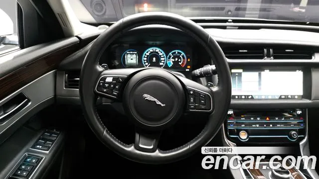 Jaguar XF 2017 — фото 13