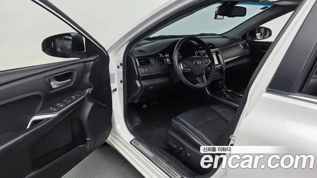 Toyota Camry 2017 — фото 13