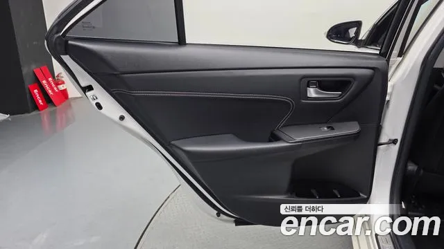 Toyota Camry 2017 — фото 15