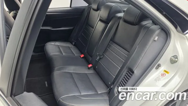 Toyota Camry 2017 — фото 16