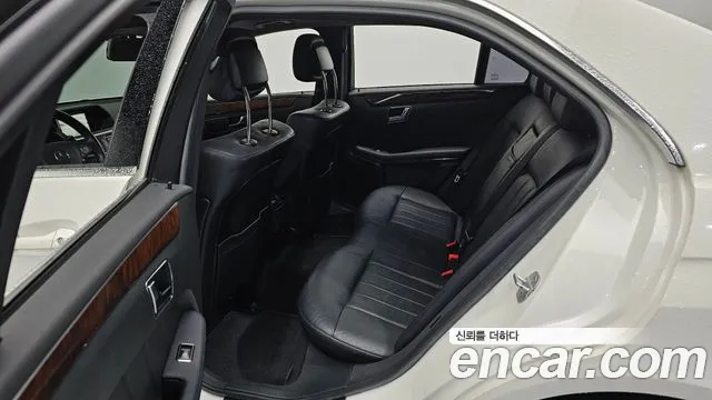 Mercedes-Benz E-Class 2011 — фото 12
