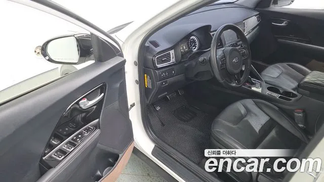 Kia Niro 2017 — фото 11