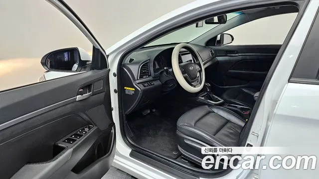 Hyundai AVANTE 2016 — фото 13