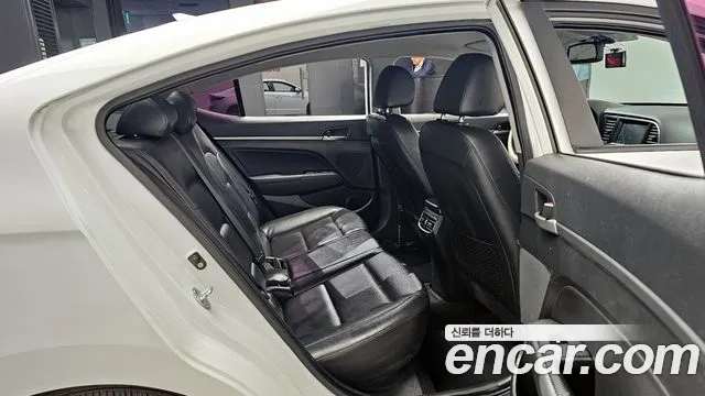 Hyundai AVANTE 2016 — фото 17
