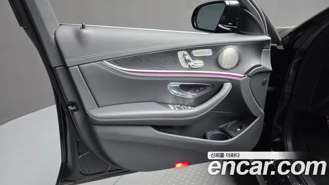 Mercedes-Benz E-Class 2022 — фото 14