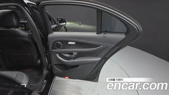 Mercedes-Benz E-Class 2020 — фото 15