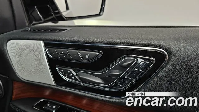 Lincoln Navigator 2021 — фото 17