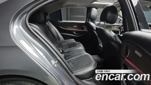 Mercedes-Benz E-Class 2018 — фото 18