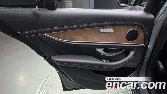 Mercedes-Benz E-Class 2018 — фото 15