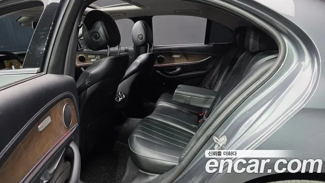 Mercedes-Benz E-Class 2018 — фото 16