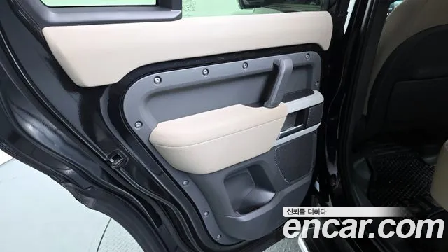 Land Rover Defender 2022 — фото 15